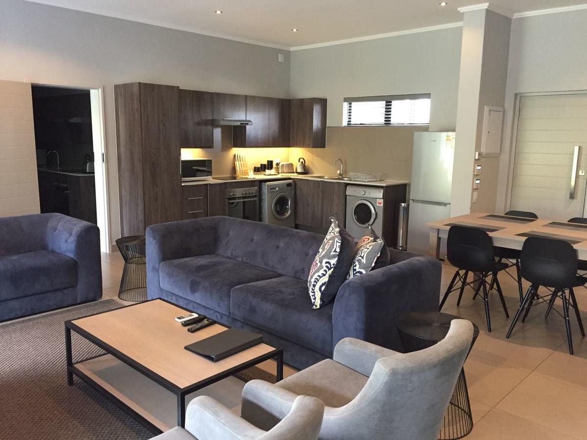 Odyssey Luxury Apartments - Back Up Generator ヨハネスブルグ エクステリア 写真